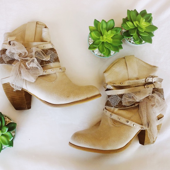 BKE Shoes - Stylish BKE Cream Ankle Booties